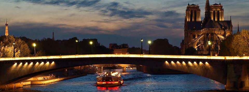 Dégustez une cuisine raffinéeen admirant des spectacles et des vues splendides sur Paris la nuit sur ​​un dîner croisière sur la Seine
